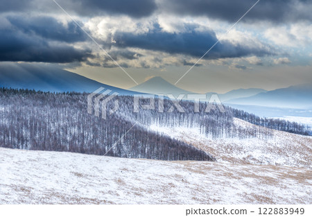 Mt. Fuji and frost from Kirigamine Plateau in the harsh winter Mt. Fuji and frost from Kirigamine Plateau in the harsh winter 122883949