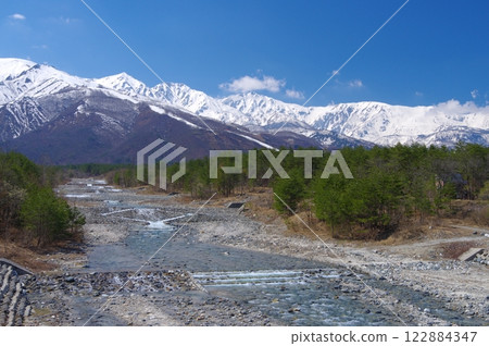 從白馬奧林匹克大橋欣賞白馬三山的春天景色 122884347