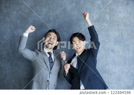 A smiling businessman doing a guts pose 122884586