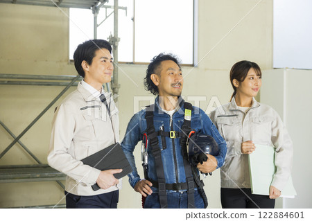 people working in the field 122884601