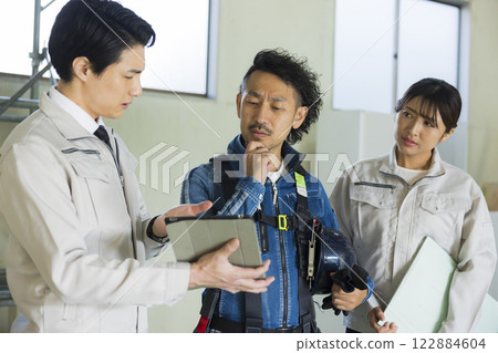 people working in the field 122884604