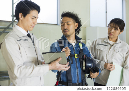 people working in the field 122884605