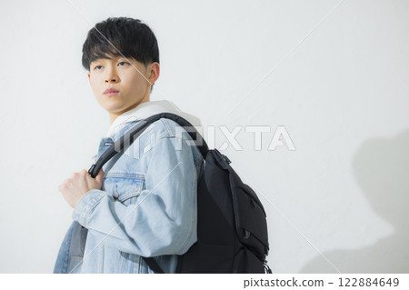 一個背著背包的男人 122884649