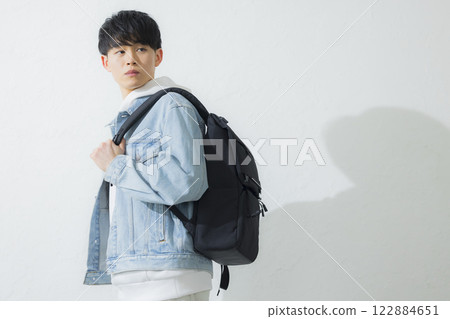 一個背著背包的男人 122884651