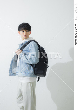 一個背著背包的男人 122884653