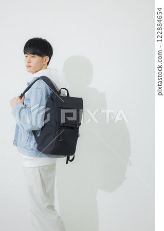 一個背著背包的男人 122884654