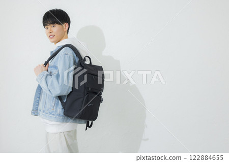 一個背著背包的男人 122884655