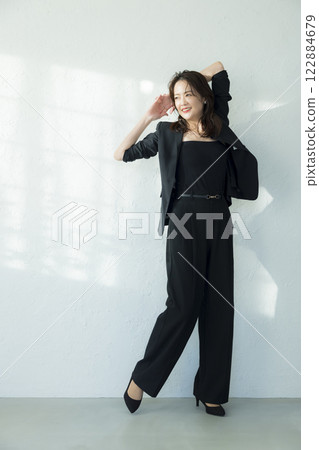 穿黑西裝的中年婦女 122884679