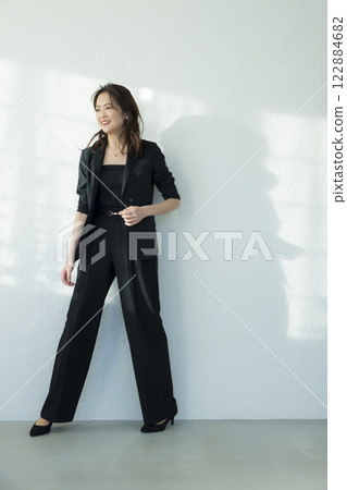 穿黑西裝的中年婦女 122884682