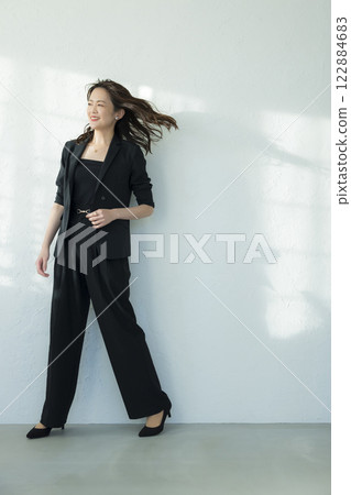 穿黑西裝的中年婦女 122884683