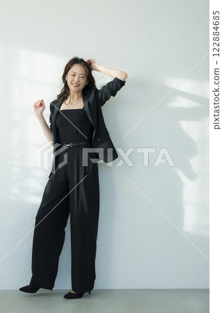 穿黑西裝的中年婦女 穿黑西裝的中年婦女 122884685