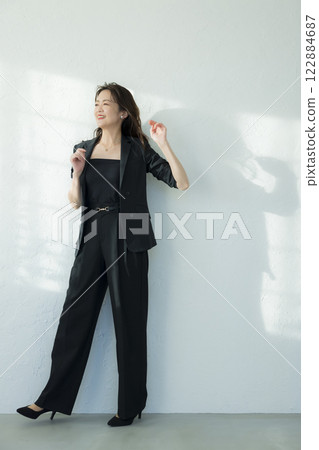 穿黑西裝的中年婦女 122884687
