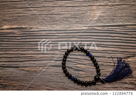 木製背景上的念珠 122884778