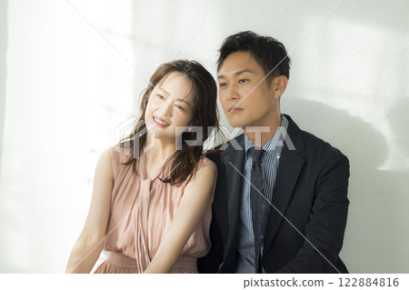 Dating couple in their 40s 122884816