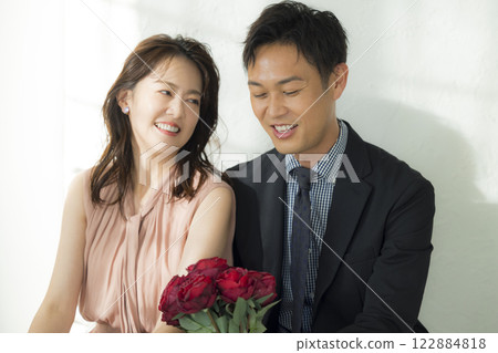 Dating couple in their 40s 122884818