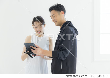 穿著運動服和運動鞋的男士和女士 122884950