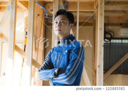 在建築工地工作的人 122885381