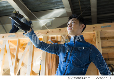 在建築工地工作的人 122885384