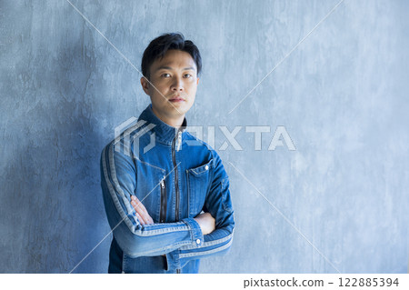 man working at construction site 122885394