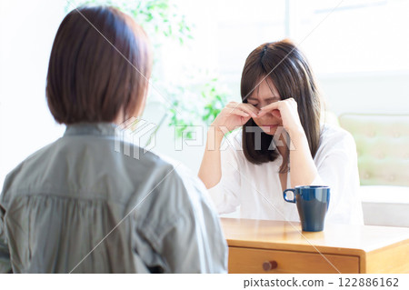 Fight, tears, women, mommy friends 122886162