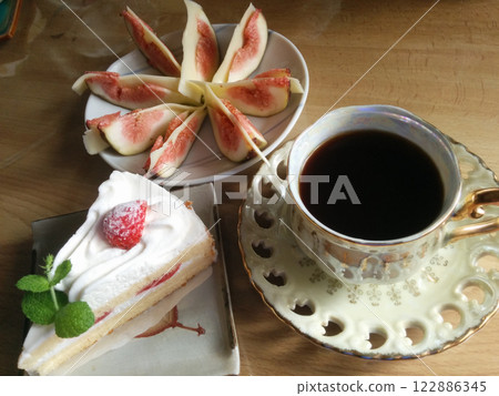一杯咖啡和蛋糕 / 草莓蛋糕和黑咖啡套裝 一杯咖啡和蛋糕 / 草莓蛋糕和黑咖啡套裝 122886345