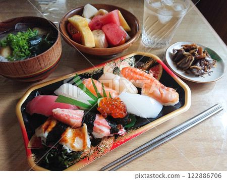 「Omakase」壽司拼盤，海鮮江戶前握壽司拼盤 122886706