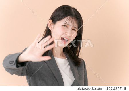 一名身穿西裝的女子擺出否認的姿勢 一名身穿西裝的女子擺出否認的姿勢 122886746