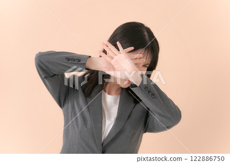 一名身穿西裝遮住臉的女性 122886750