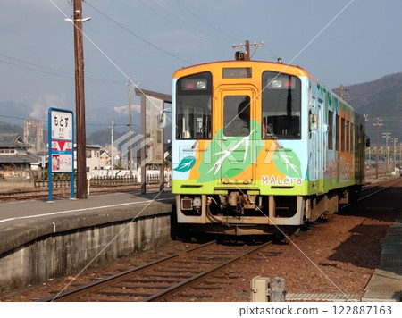 Tarumi Railway Haimo 330-700 diesel railcar at Motosu Station 122887163