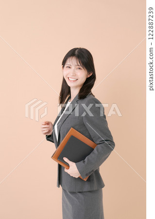 微笑的年輕女商人 122887239