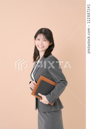 微笑的年輕女商人 微笑的年輕女商人 122887241