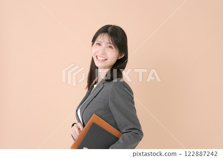 微笑的年輕女商人 微笑的年輕女商人 122887242