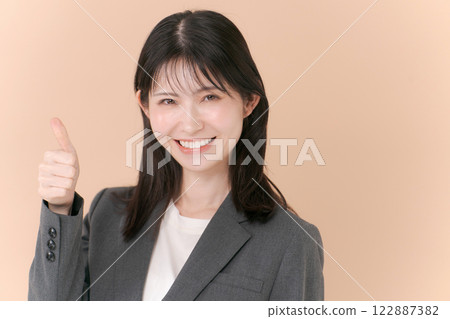 微笑的年輕女商人 微笑的年輕女商人 122887382