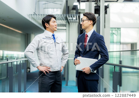一個穿著工作服的男人 一個穿著工作服的男人 122887449
