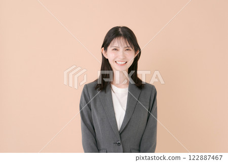 微笑的年輕女商人 微笑的年輕女商人 122887467