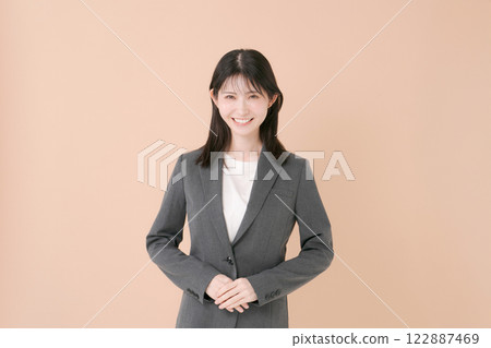 微笑的年輕女商人 微笑的年輕女商人 122887469