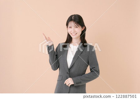 微笑的年輕女商人 122887501