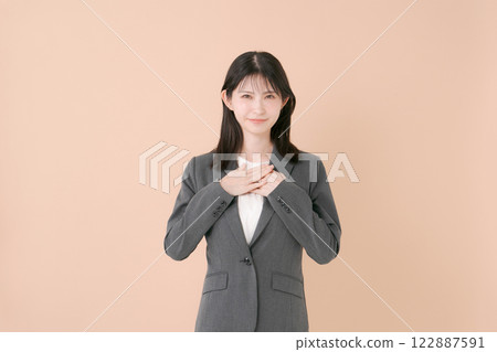微笑的年輕女商人 122887591