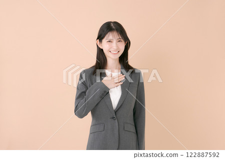 微笑的年輕女商人 122887592