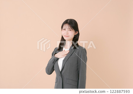 微笑的年輕女商人 122887593