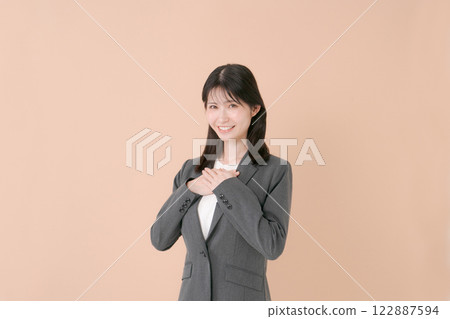 微笑的年輕女商人 微笑的年輕女商人 122887594