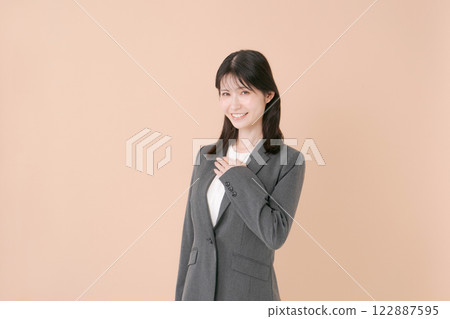微笑的年輕女商人 122887595