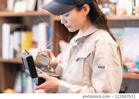 一位女專家正在評估手錶 122887631