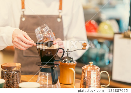 年輕女銷售助理準備咖啡豆，沒臉 122887655