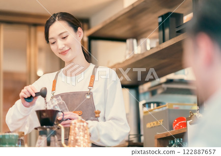 時尚咖啡館的兼職女員工和男顧客 時尚咖啡館的兼職女員工和男顧客 122887657