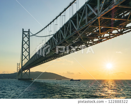 Akashi Kaikyo Bridge in the evening as seen from Maiko Park, Kobe, Hyogo Prefecture 122888322