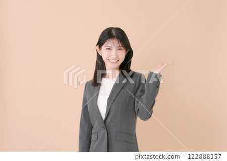 一位微笑的年輕女商人正在揮拳 122888357