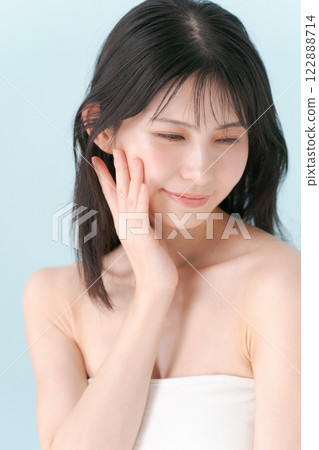 一位微笑的年輕女士的美麗形象 122888714