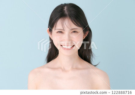 一位微笑的年輕女士的美麗形象 122888716