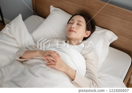 睡在床上的女人 睡在床上的女人 122888807